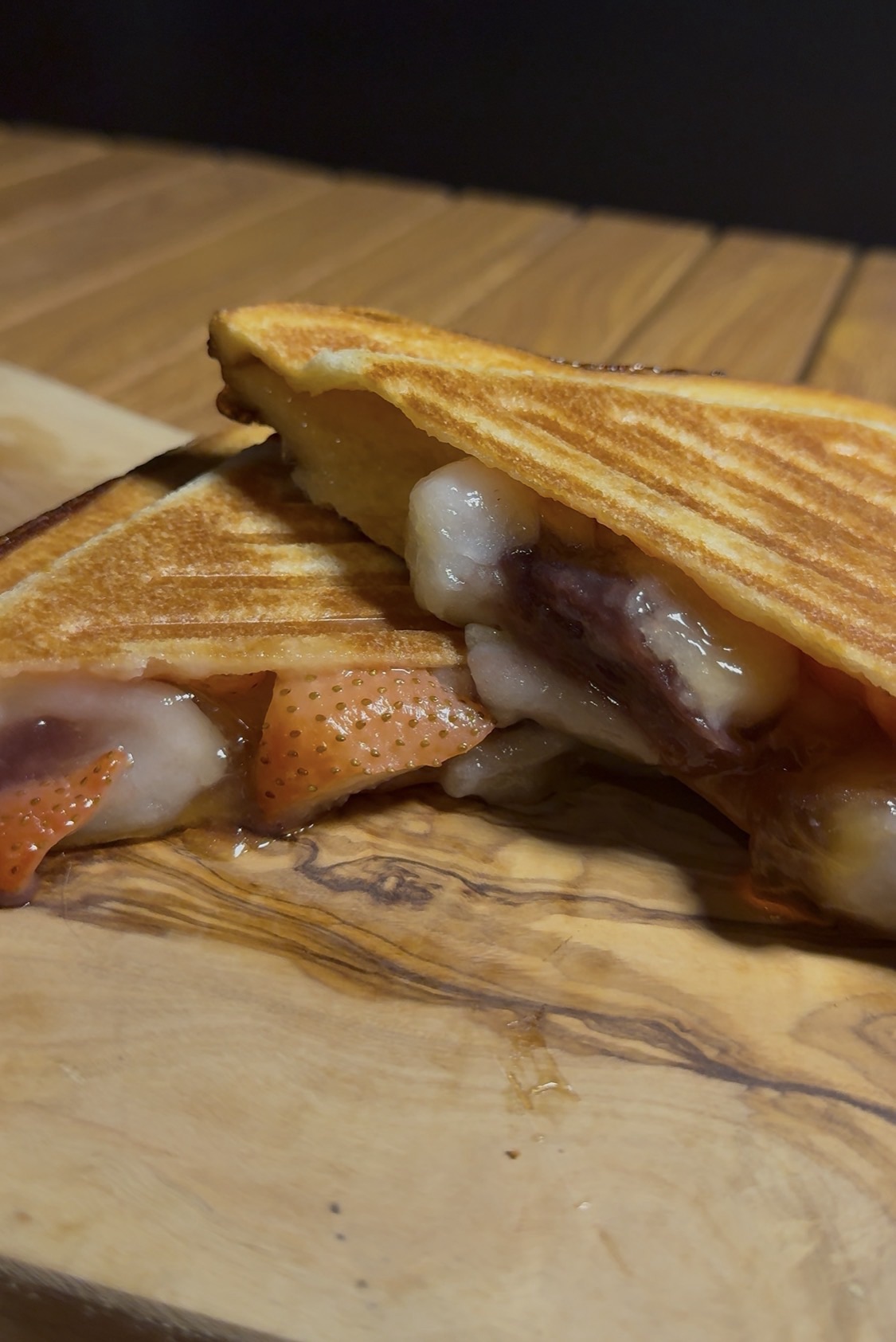 ホットサンドメーカーでみたらし団子×いちごサンドを作ってみた｜甘じょっぱい和風スイーツサンド