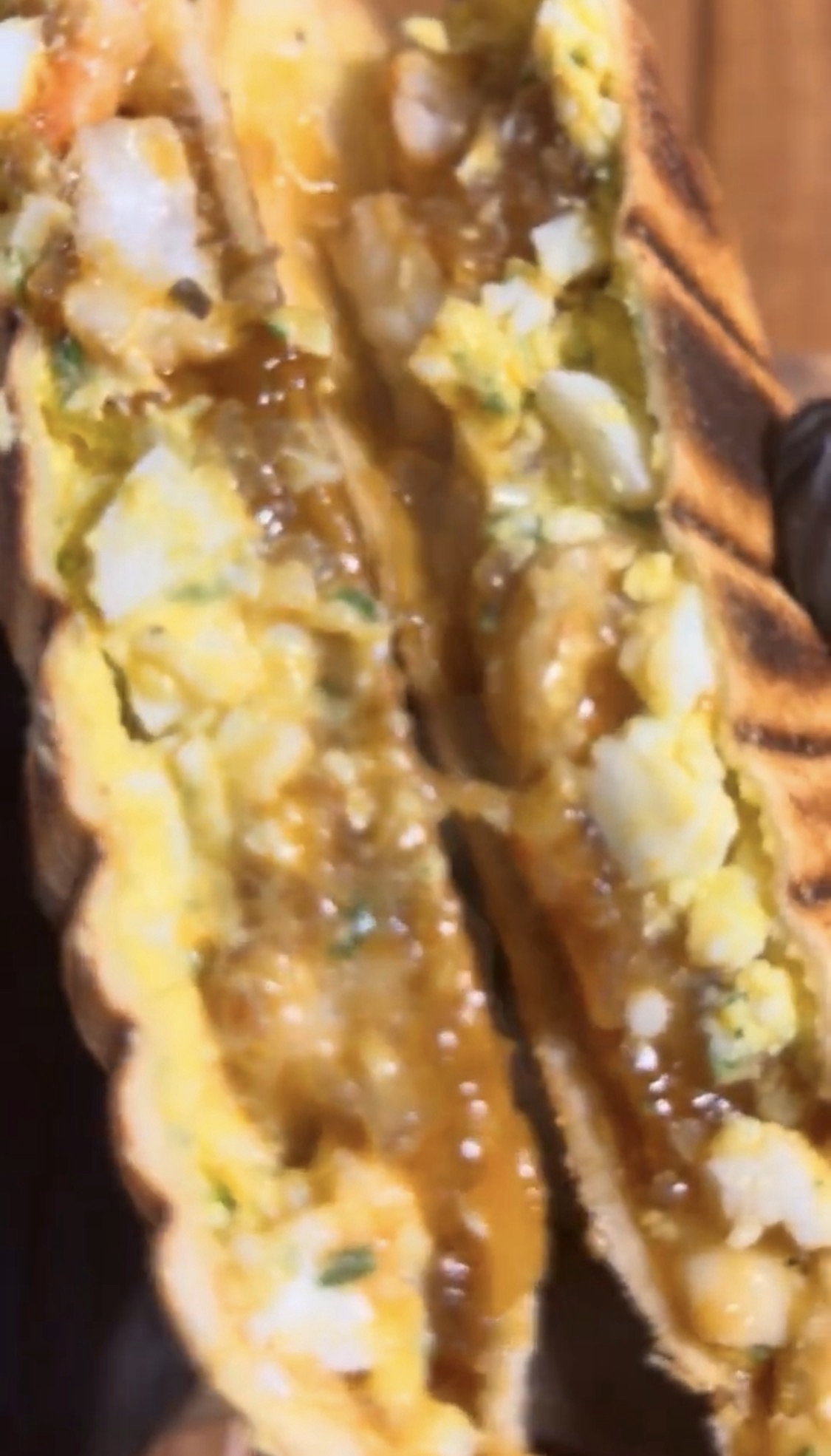 エビチリとたまごサラダのホットサンドを作ってみた｜ぷりぷり海老と濃厚たまごが最高だった